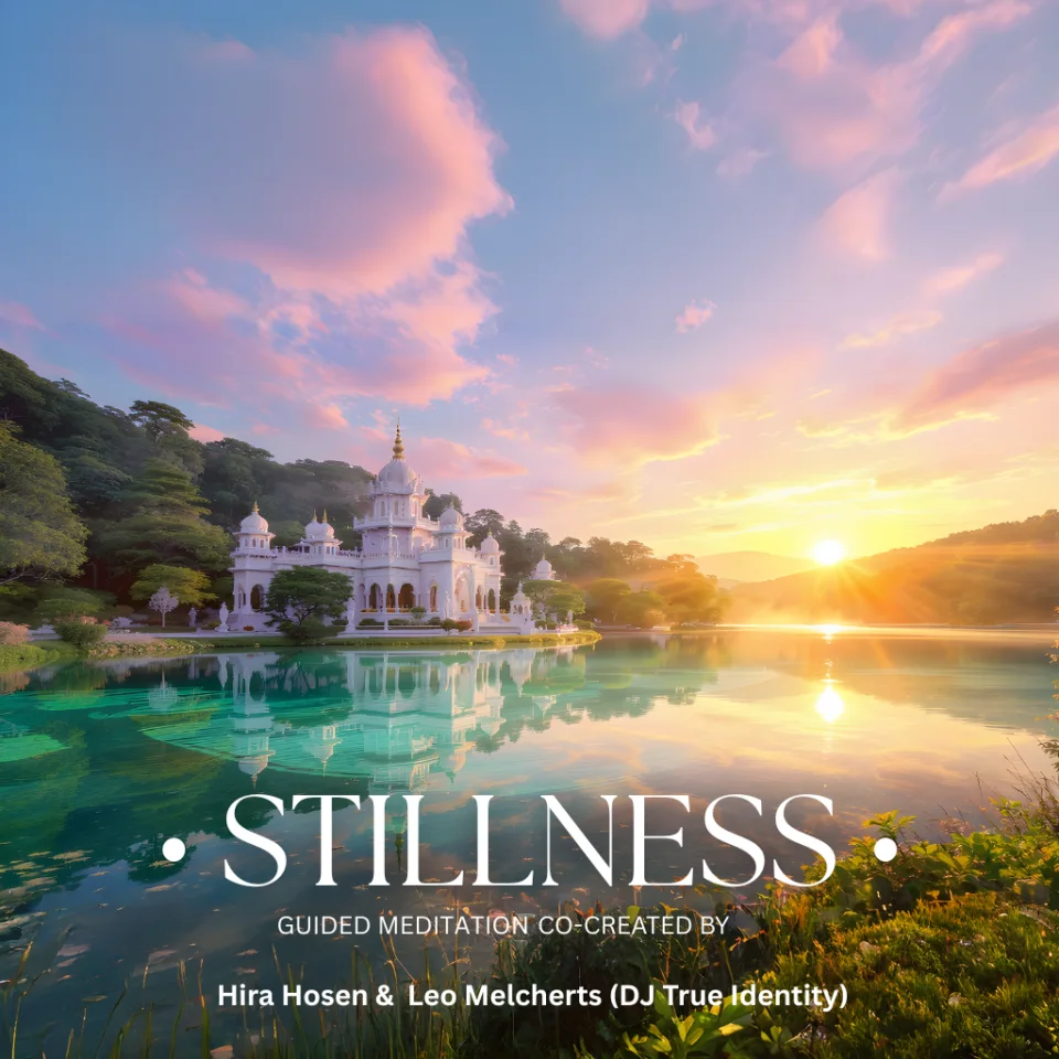 Albumhoes van Stillness: een witte tempel die weerspiegelt in een stil meer bij zonsopgang